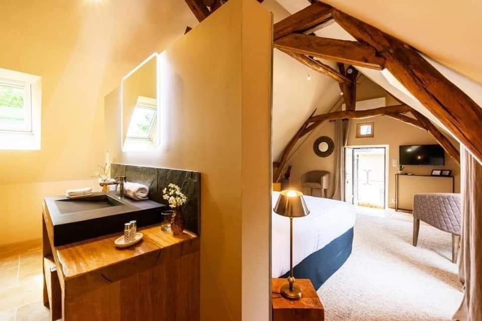 Domaine De La Limetiere Hotel Neuvy-le-Roi Bagian luar foto