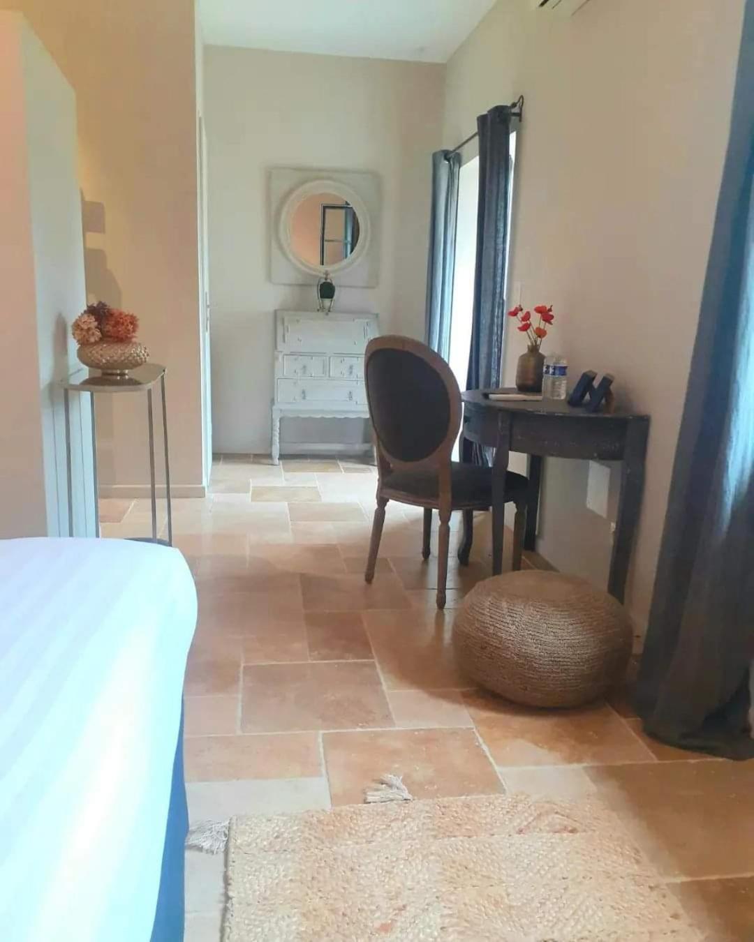 Domaine De La Limetiere Hotel Neuvy-le-Roi Bagian luar foto