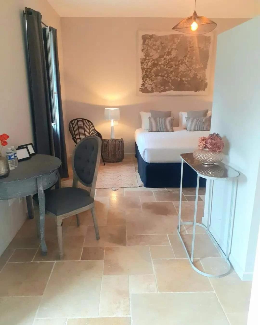 Domaine De La Limetiere Hotel Neuvy-le-Roi Bagian luar foto