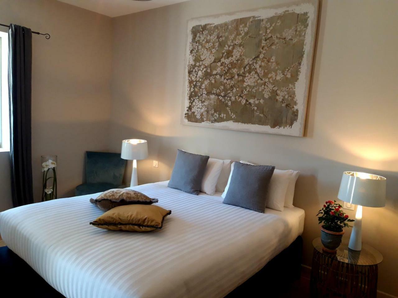 Domaine De La Limetiere Hotel Neuvy-le-Roi Bagian luar foto